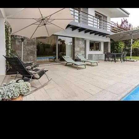 בית אירוח Luxury Pool