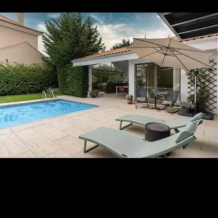 בית אירוח Luxury Pool