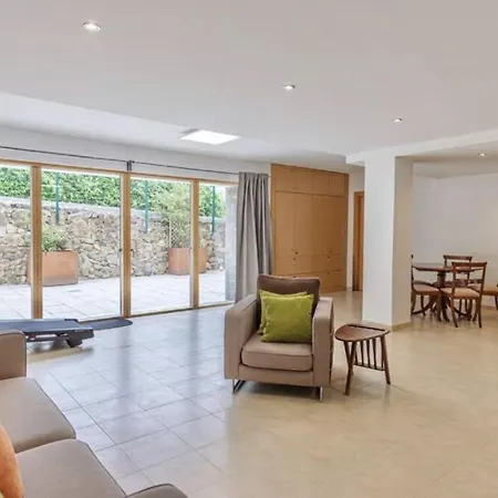בית אירוח Luxury Pool