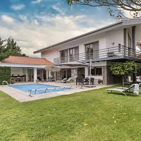 בית אירוח Luxury Pool סינטרה